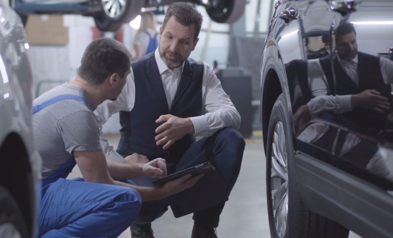 Close-up of a mechanic and manager, focused on a repair strategy