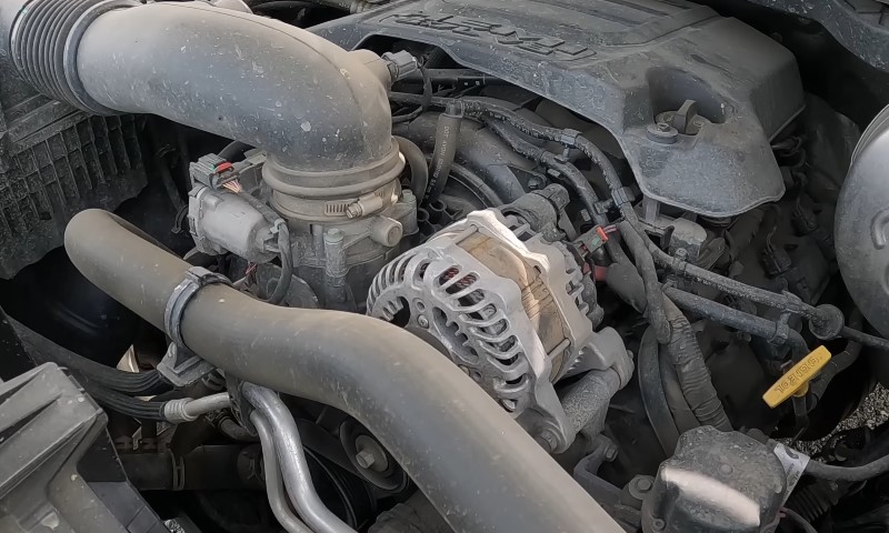 5.7-liter HEMI V8 engine, close up view